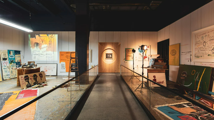 Khung cảnh sắp đặt của “Jean-Michel Basquiat: King Pleasure,” 2022, tại Tòa nhà Starrett-Lehigh. Ảnh: Ivane Katamashvili. 