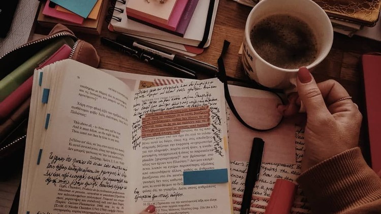 Việc ghi chú, đánh dấu trên trang sách có thể là một thú tiêu khiển, cũng có thể được sử dụng để theo dõi sự phát triển văn học, tư duy của người đọc. 