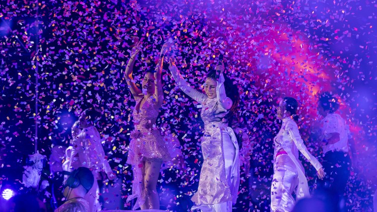 Show diễn kỷ niệm 10 năm của Phương Mỹ Chi rực rỡ dưới màn mưa 