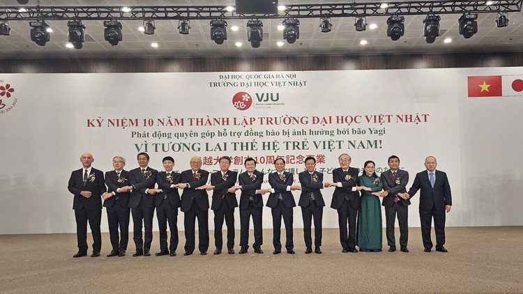 Các đại biểu Việt Nam và Nhật Bản chụp ảnh lưu niệm tại Lễ kỷ niệm. 