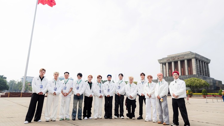 Hành trình “Về nguồn” Anh Trai “Say Hi” Hà Nội: Dàn Anh Trai viếng Lăng Bác, Đài tưởng niệm Anh hùng liệt sĩ