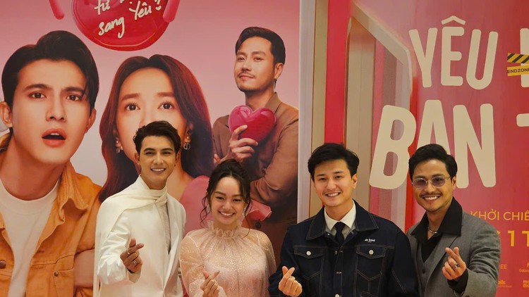 Trấn Thành, Chi Pu cùng các khách mời đến tham dự họp báo công chiếu bộ phim "Yêu nhầm bạn thân" tại Hà Nội 