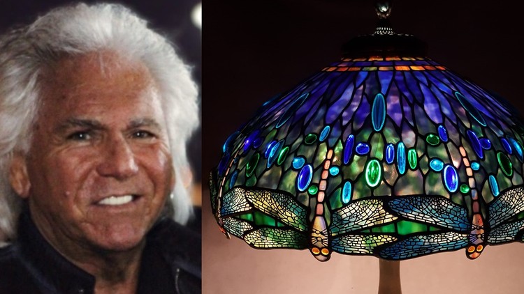 Nghệ nhân đèn kính màu Scott Riggs đã đột ngột qua đời ở tuổi 70, khi ông vẫn còn rất đam mê và nhiệt huyết với những chao đèn kính màu. Ảnh bên phải: Đèn Chuồn chuồn 22". 