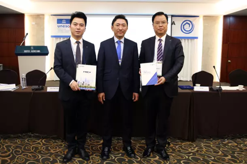 Ông Bolat Akchulakov từ Kazakhstan (đứng giữa) sẽ đảm nhiệm vai trò là Chủ tịch mới của Liên hiệp các Hội UNESCO Thế giới (WFUCA). 