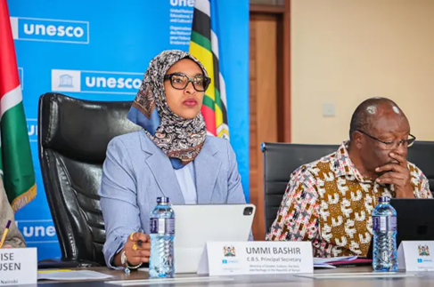 Bà Ummi Bashir, C.B.S, Thư ký Chính phủ Bộ Giới tính, Văn hóa, Nghệ thuật và Di sản Kenya 