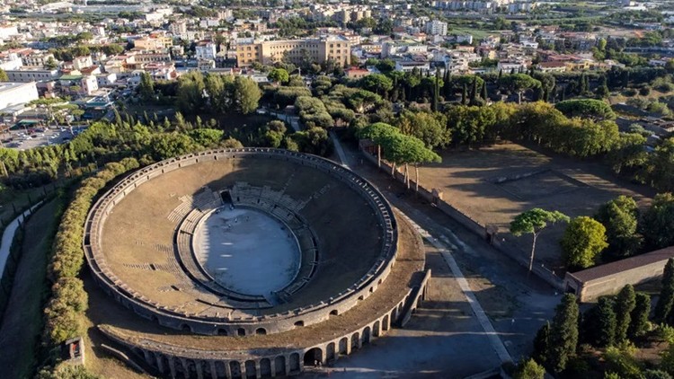 Quang cảnh đấu trường La Mã tại khu khảo cổ Pompeii, thành phố cổ bị núi lửa Vesuvius phá hủy vào năm 79 sau Công nguyên.