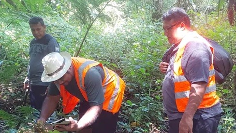 Các nhà khoa học xác định tọa độ GPS của các loài thực vật bản địa 