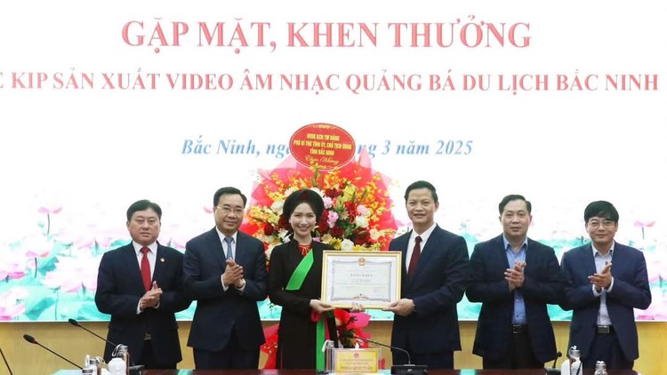 Hòa Minzy nhận bằng khen của Chủ tịch UBND tỉnh Bắc Ninh, ra mắt MV Bắc Bling (Bắc Ninh) tại quê nhà