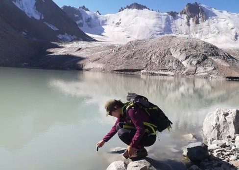 Nhà băng học Gulbara Omorova đang lấy mẫu từ một hồ băng trên dãy núi Thiên Sơn.