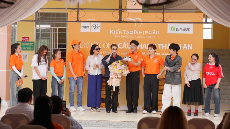 Các thành viên Quỹ Nam Phương, các nghệ sĩ Tiêu Minh Phụng, Đỗ Phú Quí, OgeNus và cộng đồng fan chúc mừng Negav đón tuổi mới đầy ý nghĩa