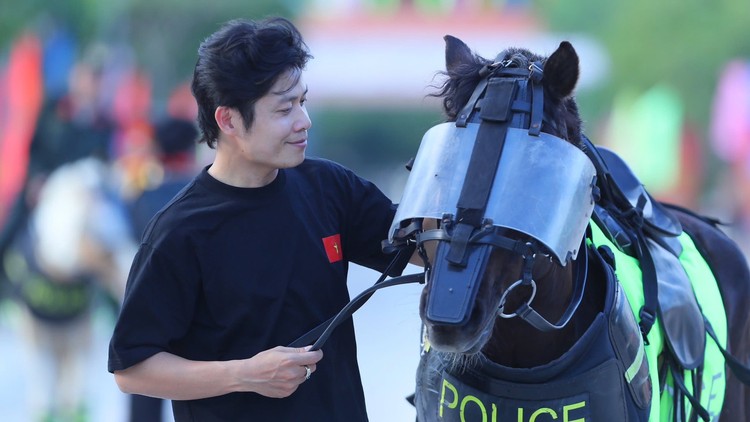 Nhạc sĩ Nguyễn Văn Chung trong buổi giao lưu cùng Đội Kỵ binh, chứng kiến các chiến sĩ và những chú ngựa tập luyện cho lễ diễu binh, diễu hành sắp tới, đồng thời gửi lời động viên tinh thần để anh em hoàn thành xuất sắc nhiệm vụ.