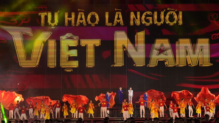 Dàn Anh Trai “Say Hi” tự hào hát "Khát vọng là người Việt" tại Chương trình Nghệ thuật đặc biệt “Mùa Xuân Thống Nhất”