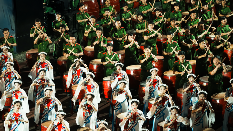 Đồng diễn trống hội hùng tráng tại Lễ khai mạc Giải bóng đá Công an, Cảnh sát các nước ASEAN mở rộng 2025