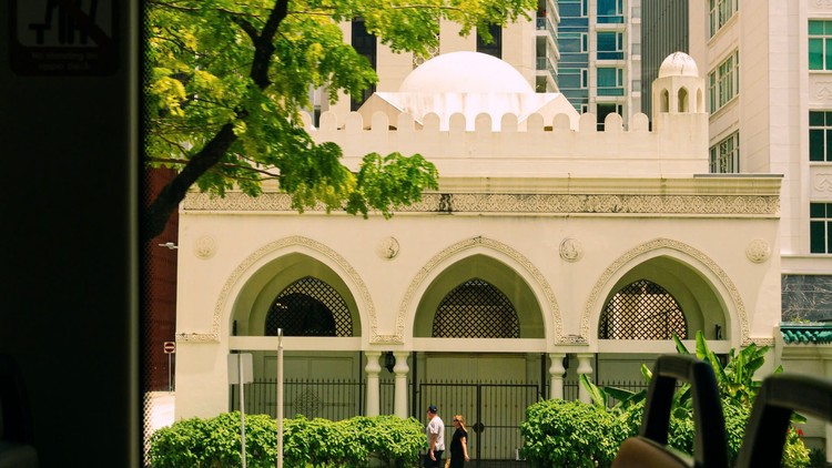 Khi tham quan trên những cung đường xe buýt thơ mộng, có thể tự do điều chỉnh lịch trình theo sở thích, khám phá những khu phố di sản ẩn mình, những mảng xanh nên thơ, cùng những góc chụp đẹp ít người biết của thành phố. Ảnh: dangnamtravelblog