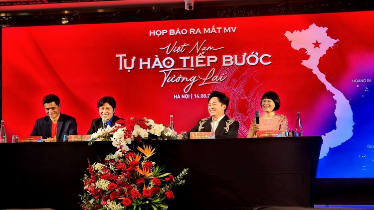 Khúc ca tặng cho Tổ quốc của Divo Tùng Dương và nhạc sĩ Nguyễn Văn Chung: "Việt Nam tự hào tiếp bước tương lai"