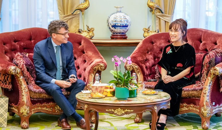 Trưởng Đại diện Văn phòng UNESCO tại Việt Nam Ông Jonathan Baker và Tiễn sĩ Nguyễn Thị Phương Thảo - Chủ tịch, Tổng giám đốc Tập đoàn SOVICO