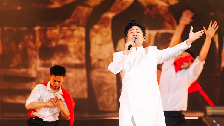 Divo Tùng Dương với giọng hát đầy nội lực đã đem đến cho khán giả màn trình diễn cảm xúc. 