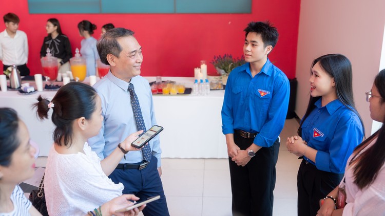 Giám đốc Nhà hát Kịch Việt Nam, NSƯT Kiều Minh Hiếu trả lời phỏng vấn báo chí về chương trình _Bác Hồ - Hai tiếng thiêng liêng