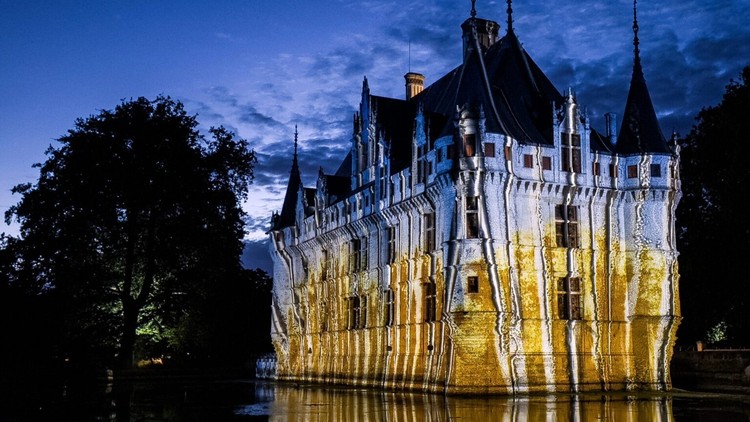 "Ánh sáng của Kính" (Lumière de Verre) – tác phẩm của Stéphane Petit và Julien Guiller, thực hiện tại Lâu đài Azay-le-Rideau. Ảnh: Lumière de Verre.