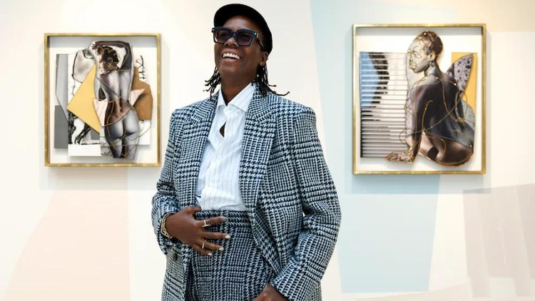 Mickalene Thomas tại Galerie Nathalie Obadia năm 2025. Bên phải là tác phẩm Nus Exotiques #10 (2025), trong đó sử dụng một chi tiết từ bức ảnh của nhiếp ảnh gia Barbara Karant. Ảnh: Luc Castel/Getty Images.