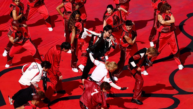 BTS đi vào lịch sử với màn trình diễn "Dynamite" tại chung kết World Cup 2026
