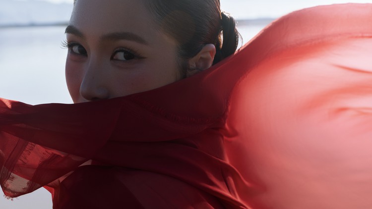 Concert "Phao Cứu Sinh" của Hương Tràm hé lộ sân khấu lấy cảm hứng từ sóng biển