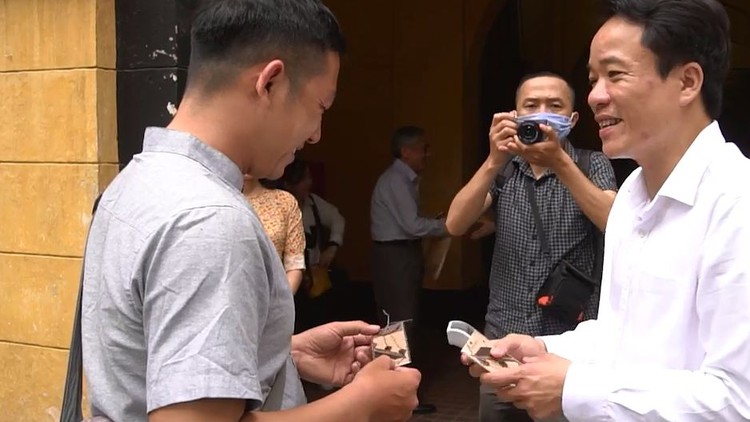 Du khách xúc động nhận quà 'đặc biệt' tại Di tích Hỏa Lò