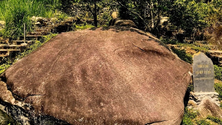 Bãi đá cổ Nấm Dẩn. (Ảnh: Cổng Thông tin Điện tử tỉnh Tuyên Quang)