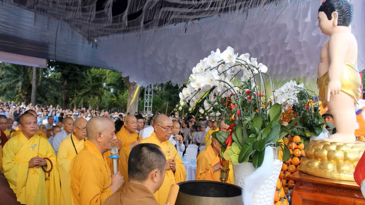 Nghi thức cúng Phật thắp sáng 7 đóa hoa sen.