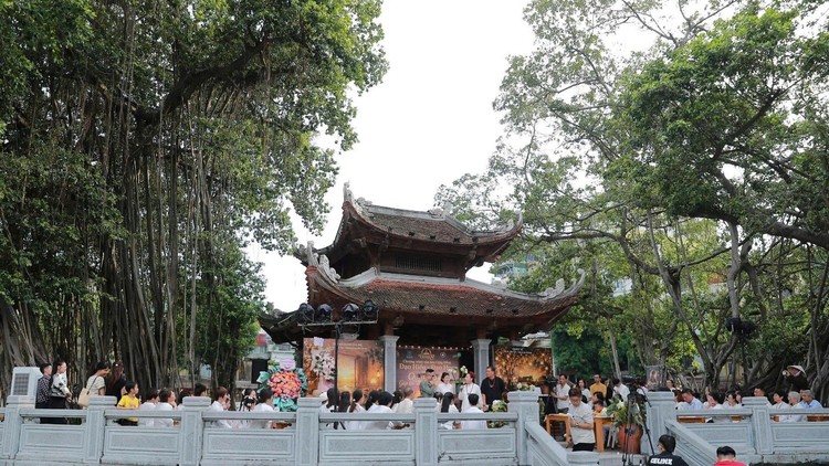 Quang cảnh sự kiện tại Hồ Văn, thuộc quần thể Văn Miếu - Quốc Tử Giám (Hà Nội)