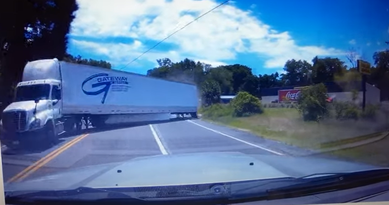 Ô tô vượt đèn đỏ, húc bay thùng container