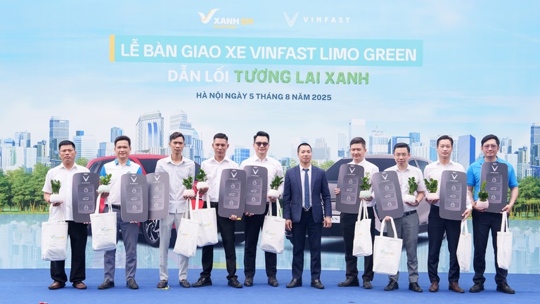 VinFast bàn giao lô xe Limo Green đầu tiên cho khách hàng