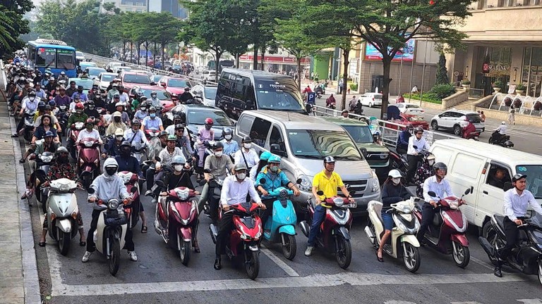 Hà Nội hướng tới loại bỏ xe máy chạy xăng