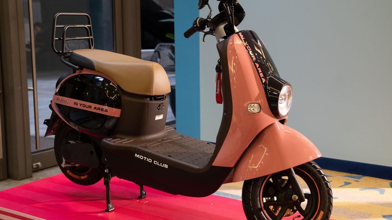 Xe máy điện VinFast Motio gây sốt với giới trẻ: Màu cá tính, dáng sành điệu, dễ cầm lái hàng ngày