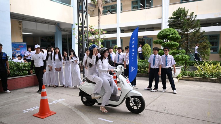 Các em học sinh trường THPT Trần Phú (TP.HCM) hào hứng trải nghiệm các mẫu xe máy điện VinFast.