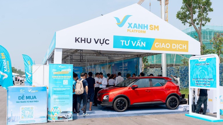 Nhiều khách hàng đã có mặt từ sớm để tìm hiểu về chương trình “thu xăng – đổi điện” chuyên biệt cho tài xế dịch vụ.