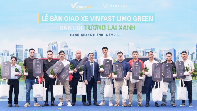 Những chiếc Limo Green đầu tiên đã được bàn giao tới khách hàng tại Công viên Xứ sở thần tiên, Vinhomes Global Gate (Cổ Loa, Đông Anh, Hà Nội).