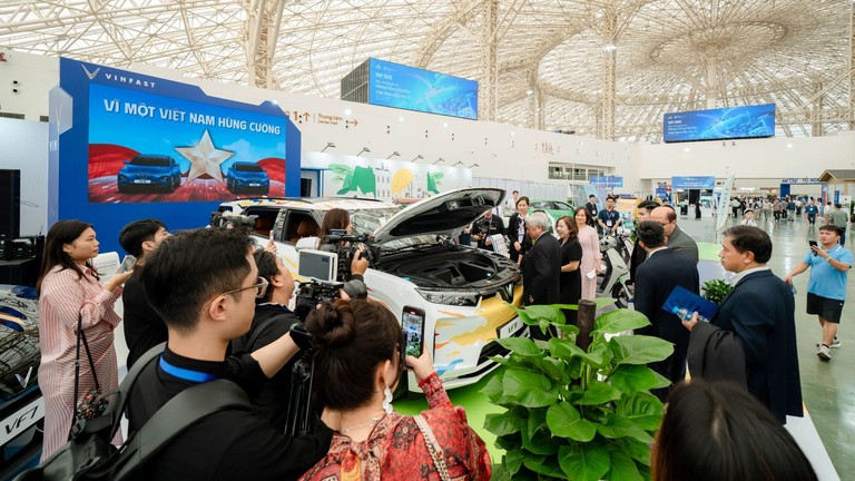 VinFast trở thành tâm điểm tại Tuần lễ Công nghiệp và Công nghệ Việt Nam 2025 với loạt xe điện hoành tráng