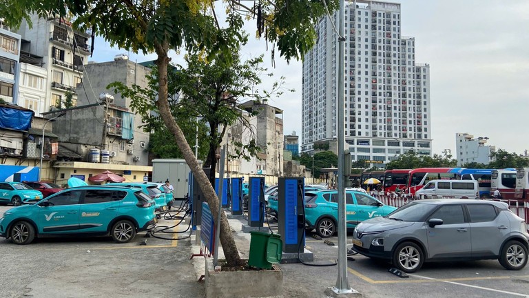 Người dùng chia sẻ về trạm sạc bến xe Giáp Bát: 40 cổng 120 kW, nằm ngay cửa ngõ phía Nam Hà Nội