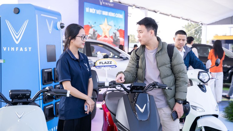 Chọn xe máy điện cho con đi học: VinFast Flazz “được lòng” cả phụ huynh và học sinh