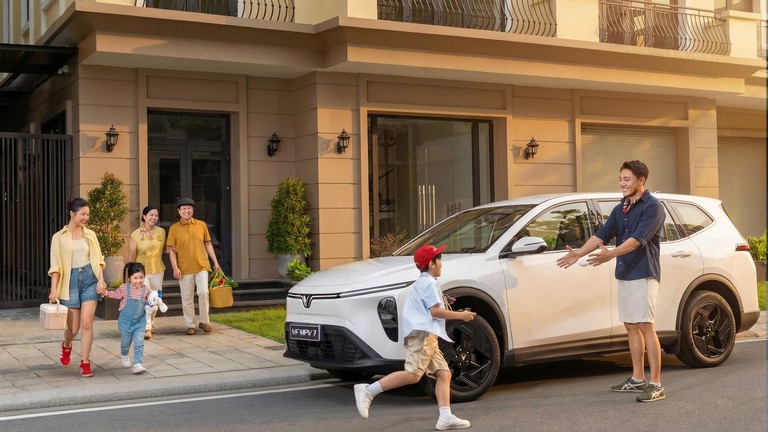 Gia đình mê du lịch chọn VinFast VF MPV 7: Đi hàng trăm km mà ai cũng khỏe