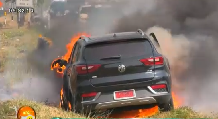 MG ZS Thái Lan bốc cháy dữ dội sau khi đâm vào dải phân cách