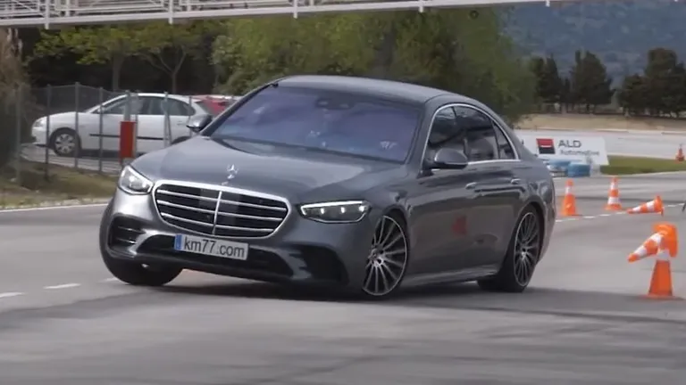 Mercedes-Benz S-Class vượt qua thử thách đánh lái moose đầy thuyết phục