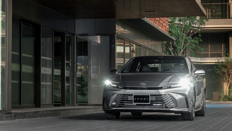 Toyota Việt Nam công bố điều chỉnh giá bán Camry HEV Premium