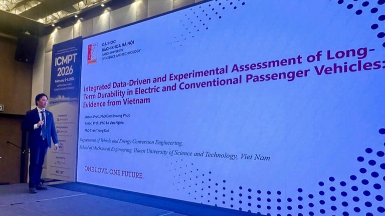 PGS. TS Đàm Hoàng Phúc trình bày báo cáo khoa học so sánh độ bền của xe xăng và xe điện tại hội nghị ICMPT 2026.
