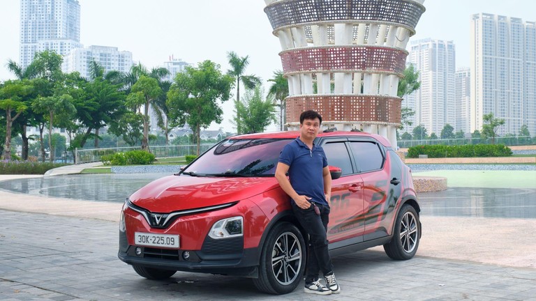 Anh Đinh Công Thắng là khách hàng tiên phong của VinFast VF 5, đặt cọc vào cuối năm 2022 và nhận xe vào tháng 6/2023.