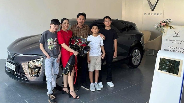 Anh Tý cùng gia đình bên chiếc VinFast VF 7.