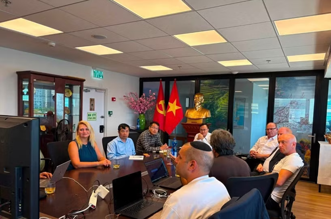 Các chuyên gia Israel giới thiệu và trao đổi về một số công nghệ có tiềm năng hợp tác như AI, an ninh mạng, công nghệ lượng tử, dữ liệu, công nghệ y tế và ứng dụng AI trong doanh nghiệp. (Ảnh: TTXVN)