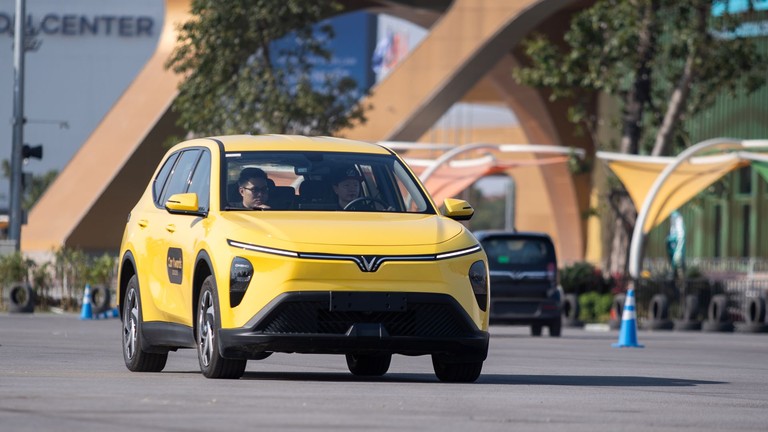 Tài xế lên đời VinFast Limo Green: Xe rộng, khỏe, tiết kiệm cả chục triệu đồng mỗi tháng