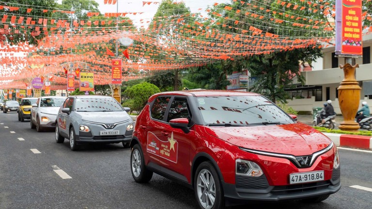 Giá dễ tiếp cận, sạc 0 đồng: Bài toán sở hữu ô tô đầu tiên nhẹ hơn với xe điện VinFast